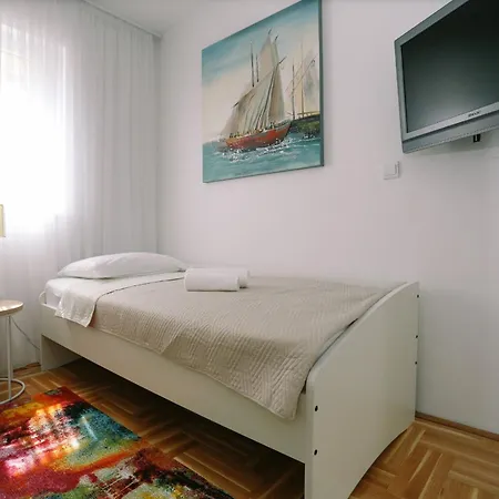 Apartment Stylish With Balcony And Sea View